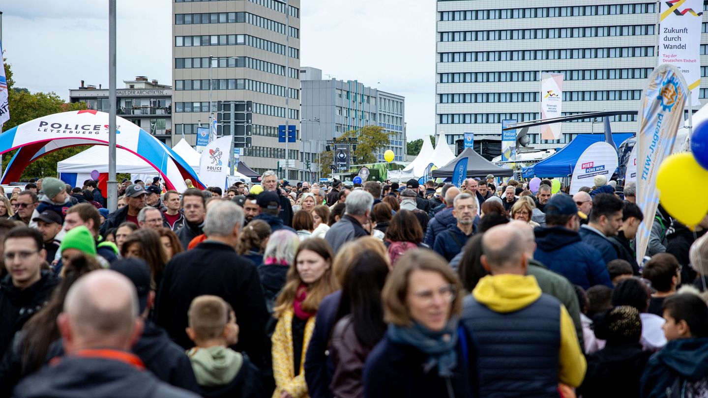 Rund 400.000 Menschen feierten in Saarbrücken friedlich den Tag der Deutschen Einheit. Foto: Pinter Laszlo/dpa
