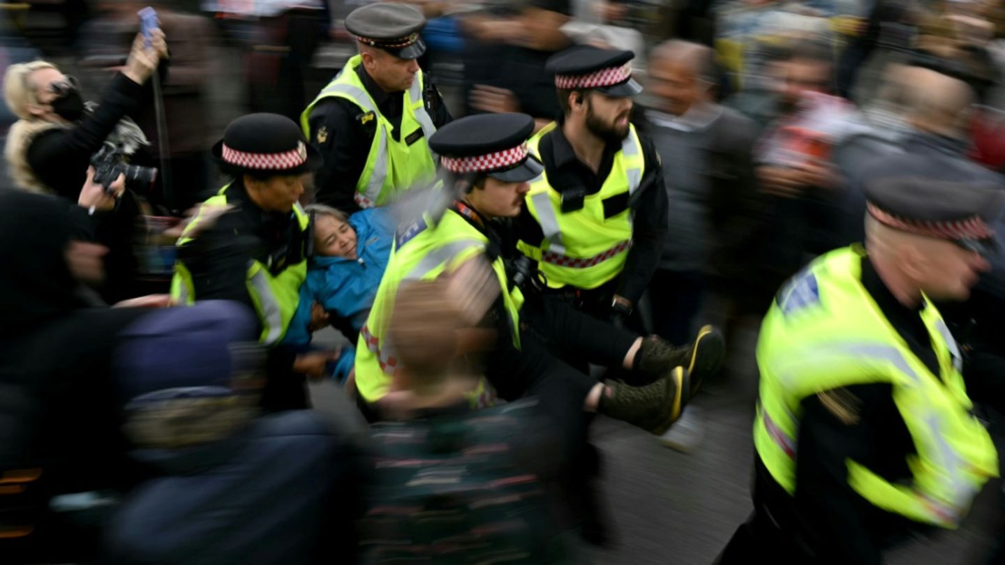 Polizisten bei Protesten in London