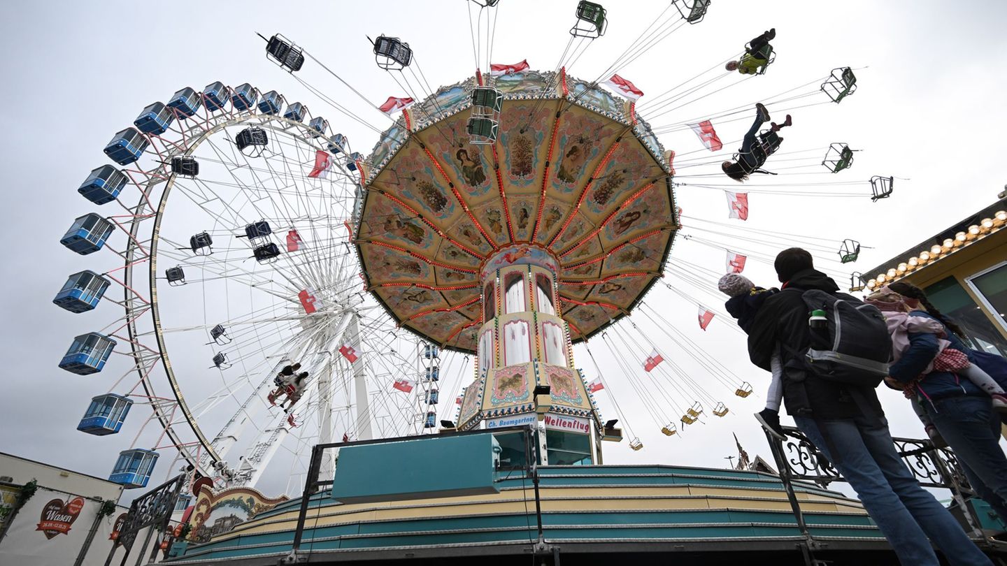 Kettenkarussell und Riesenrad drehen sich auf dem Cannstatter Wasen. (Archivbild) Foto: Bernd Weißbrod/dpa