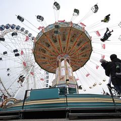 Kettenkarussell und Riesenrad drehen sich auf dem Cannstatter Wasen. (Archivbild) Foto: Bernd Weißbrod/dpa
