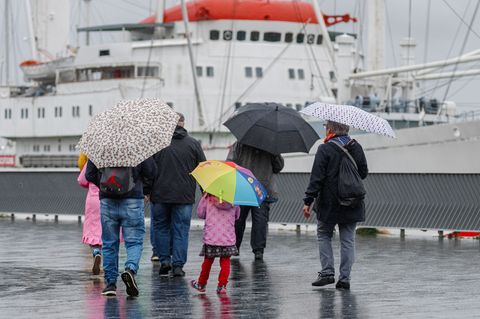 An den Küsten ist auch am Sonntag noch mit Regen und Sturm zu rechnen. Foto: Markus Scholz/dpa