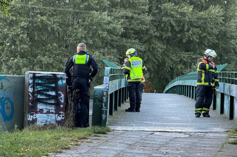 Polizisten sichern eine Fußgängerbrücke im Hamburger Stadtteil Wilhelmsburg – unter ihr wurde der Junge entdeckt. Foto: Fabian H