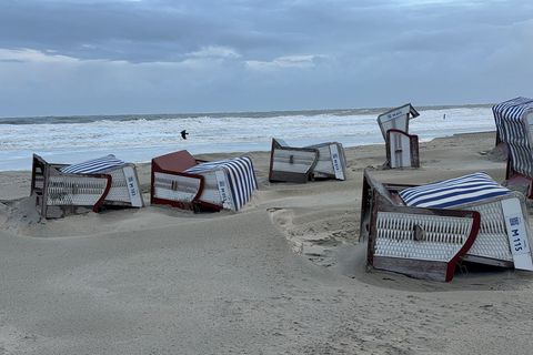 Auf der Insel Norderney kippten etliche Strandkörbe um. Foto: Volker Bartels/dpa
