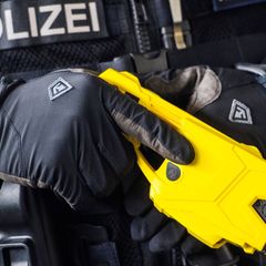 Nach verbaler Androhung hätten die Polizeibeamten den Mann mit einem Taser überwältigt. (Symbolbild) Foto: Andreas Arnold/dpa