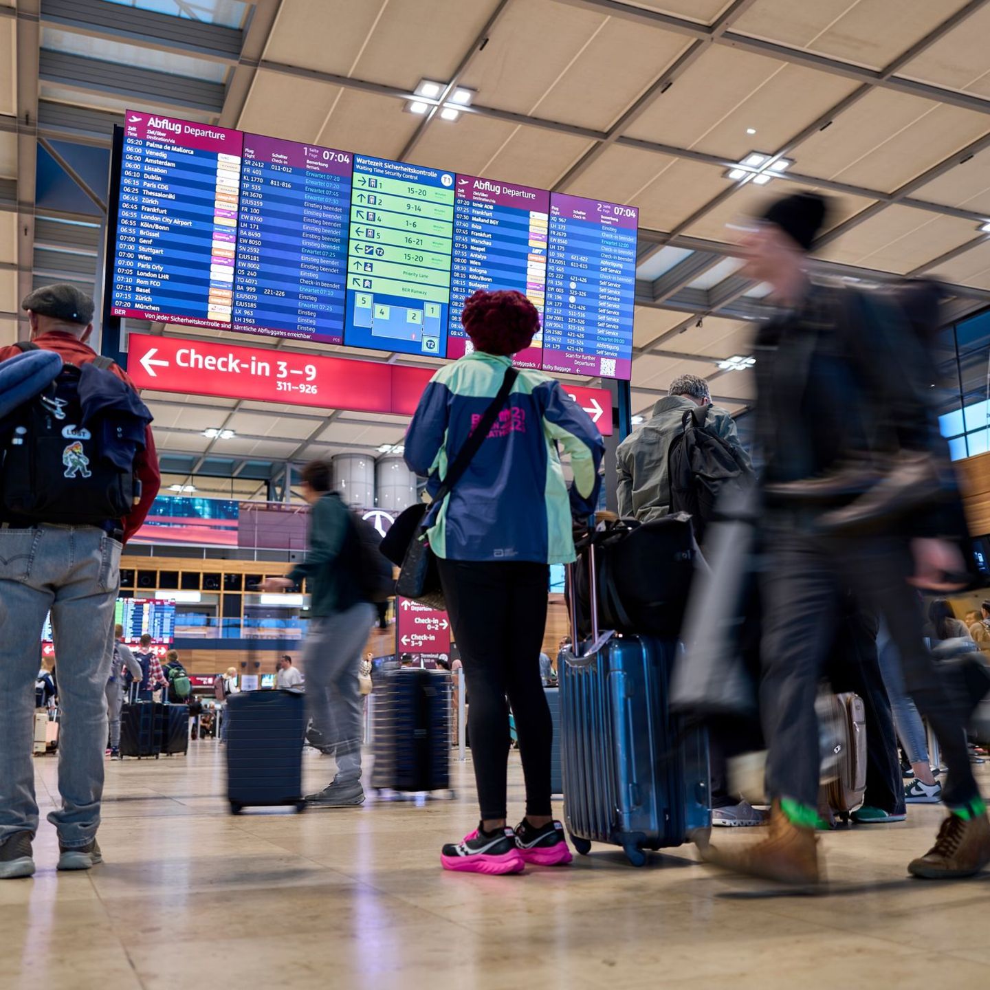 Der Hackerangriff legte am BER elektronische Systeme lahm, die für die Passagier- und Gepäckabfertigung genutzt werden. (Archivb