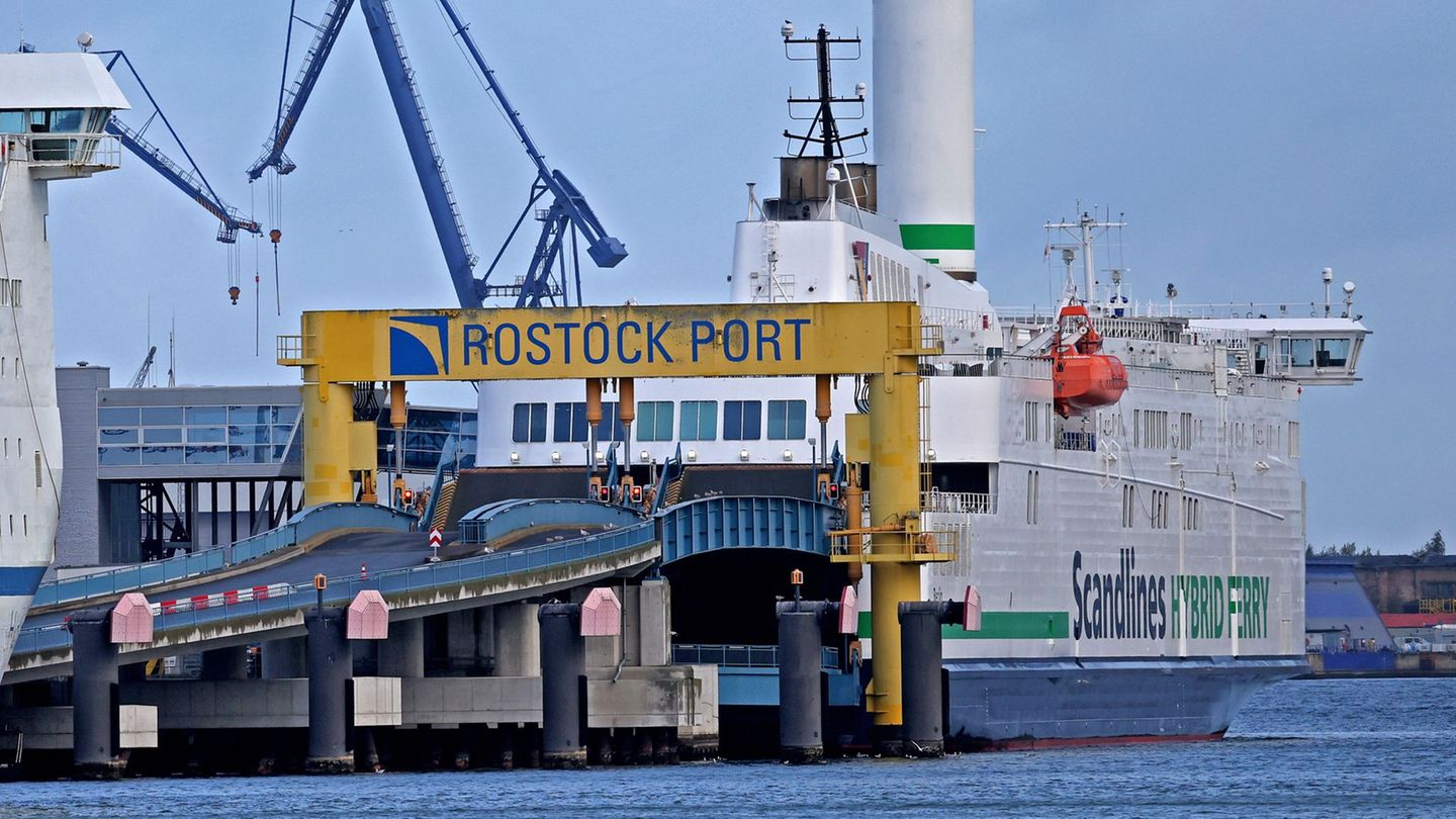 Der Sturm hat die Ostseefähren zwischen Rostock und Gedser am Wochenende gestoppt. Foto: Bernd Wüstneck/dpa