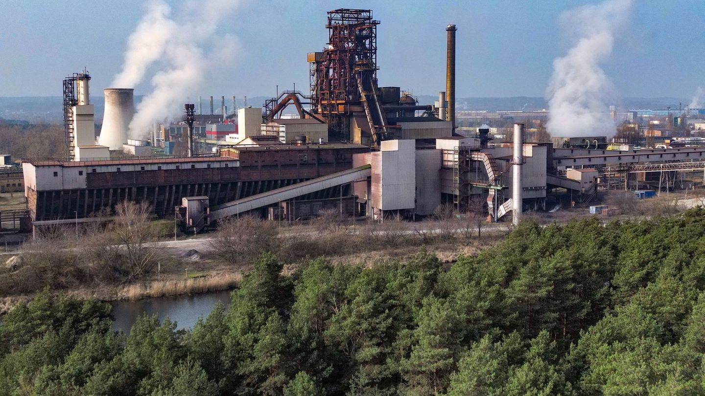Die IG Metall setzt sich für den Erhalt des Werks von ArcelorMittal in Eisenhüttenstadt ein. (Archivbild) Foto: Patrick Pleul/dp