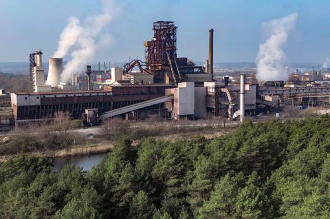 Die IG Metall setzt sich für den Erhalt des Werks von ArcelorMittal in Eisenhüttenstadt ein. (Archivbild) Foto: Patrick Pleul/dp