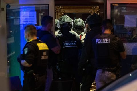 Weil ein Mann sich in seiner Wohnung verschanzte, rückte das SEK nach Neukölln aus. (Symbolbild) Foto: Paul Zinken/dpa-Zentralbi