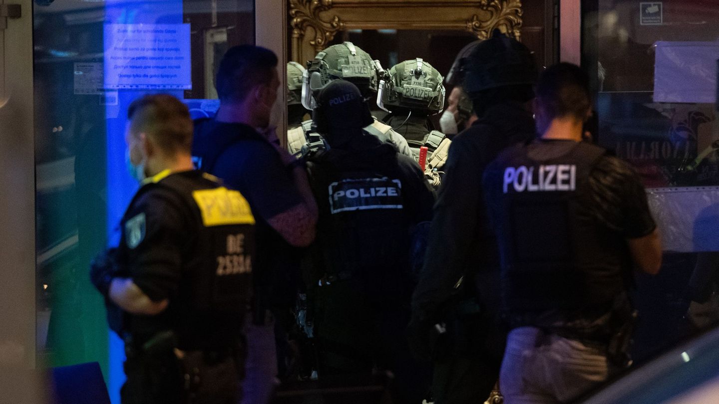 Weil ein Mann sich in seiner Wohnung verschanzte, rückte das SEK nach Neukölln aus. (Symbolbild) Foto: Paul Zinken/dpa-Zentralbi