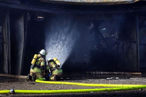 In Bidingen im Allgäu wurde eine Maschinenhalle völlig zerstört. Foto: Karl-Josef Hildenbrand/dpa
