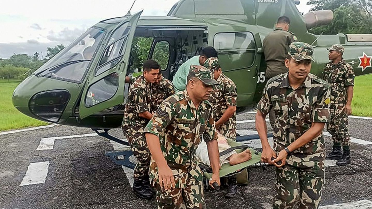 Nepalesische Soldaten mit einem Opfer