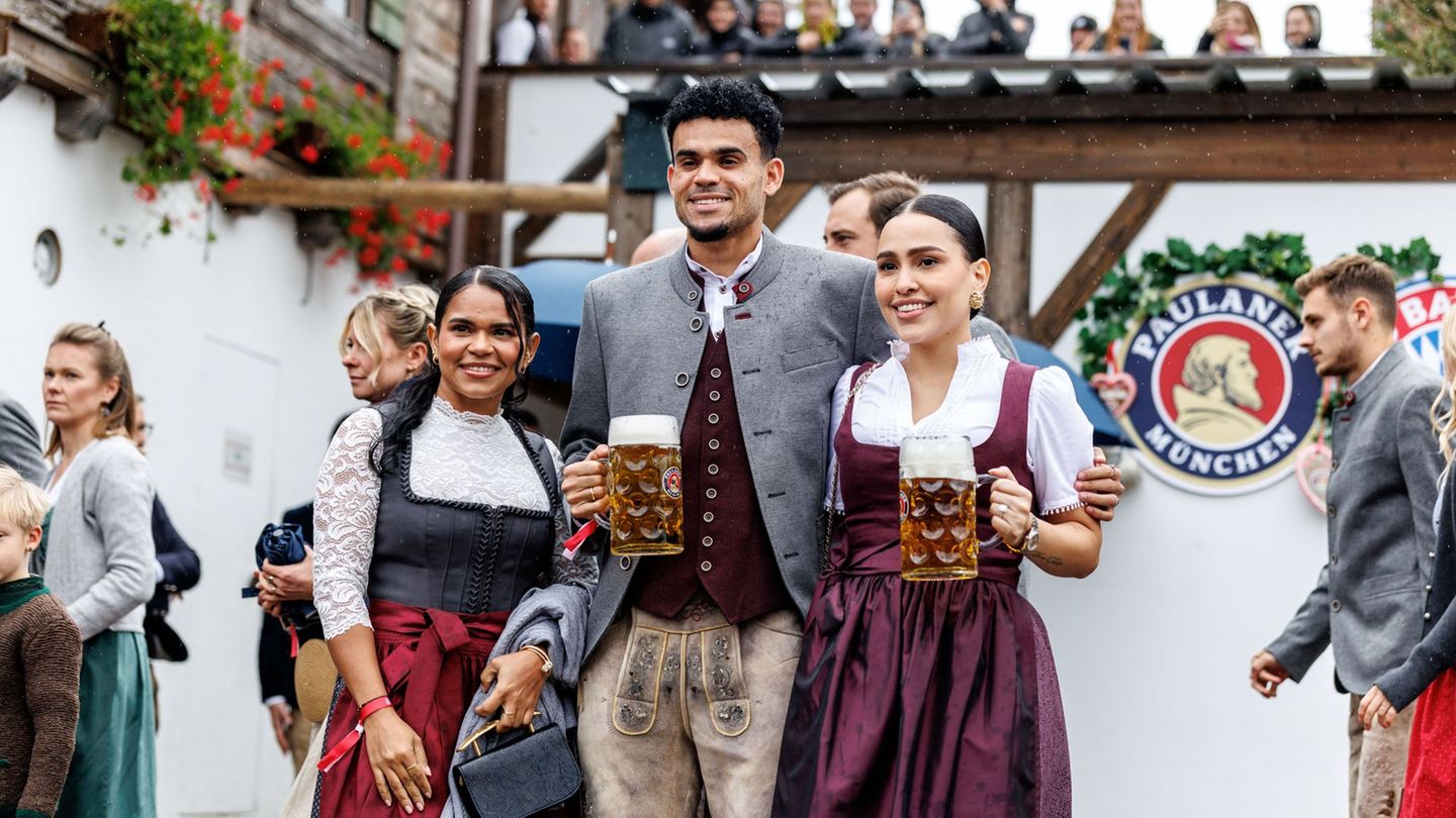 Neu-Stürmer Luis Díaz kann sich auf dem Oktoberfest feiern lassen. Foto: Matthias Balk/dpa