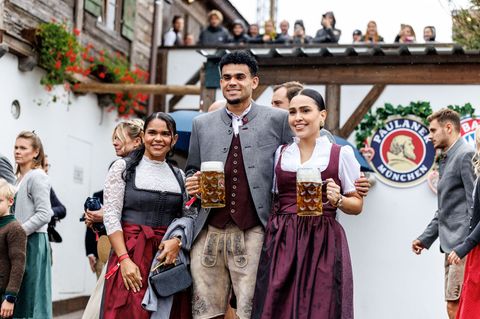 Neu-Stürmer Luis Díaz kann sich auf dem Oktoberfest feiern lassen. Foto: Matthias Balk/dpa