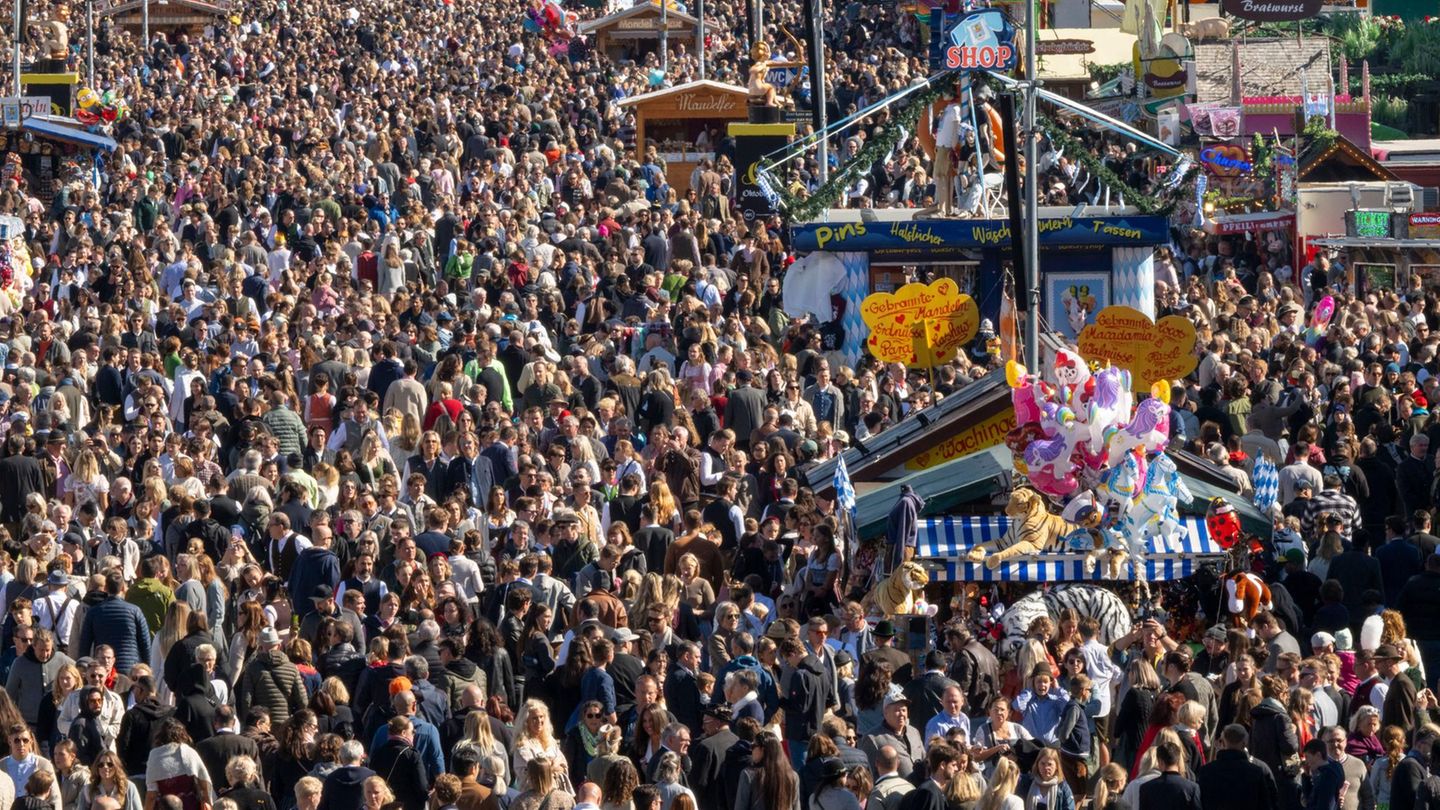Besuchermassen drängen am 3. Oktober über das Oktoberfest 2025