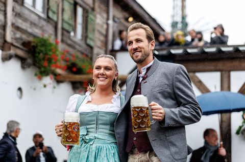 Harry Kane präsentierte sich mit seiner Frau Katie Goodland in bester Wiesn-Stimmung. Foto: Matthias Balk/dpa