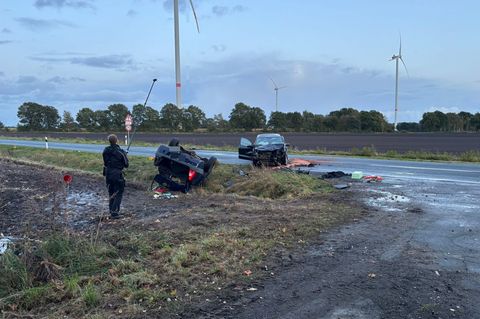 Bei einem Unfall im Landkreis Stade ist ein Mann tödlich, ein anderer schwer verletzt worden. Foto: -/Polizeiinspektion Stade/dp