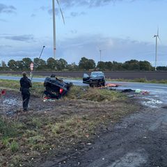 Bei einem Unfall im Landkreis Stade ist ein Mann tödlich, ein anderer schwer verletzt worden. Foto: -/Polizeiinspektion Stade/dp
