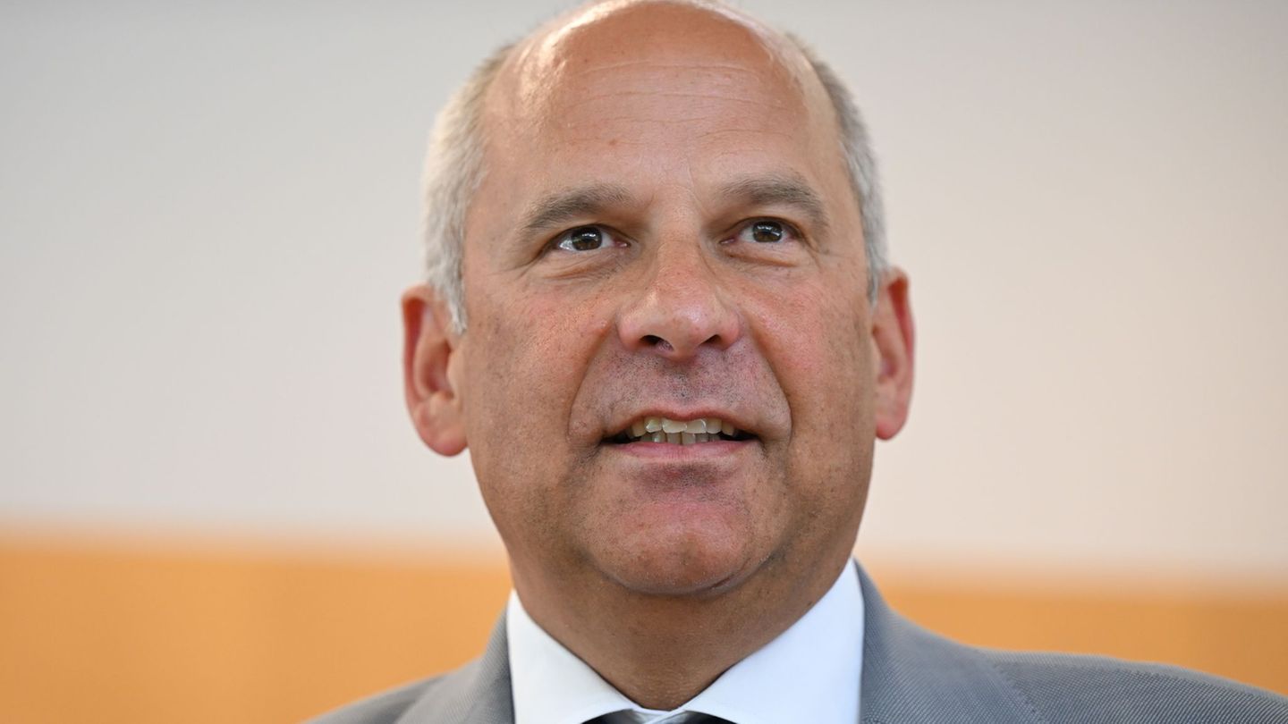 Mit Palantir konnte laut Hessens Innenminister Roman Poseck ein Terroranschlag verhindert werden. (Archivbild) Foto: Arne Dedert