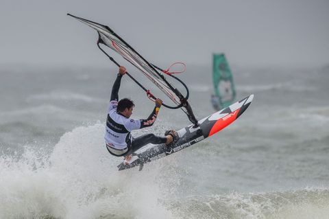 Philipp Köster hat vor Sylt Platz zwei im Waveriding belegt. Foto: Frank Molter/dpa