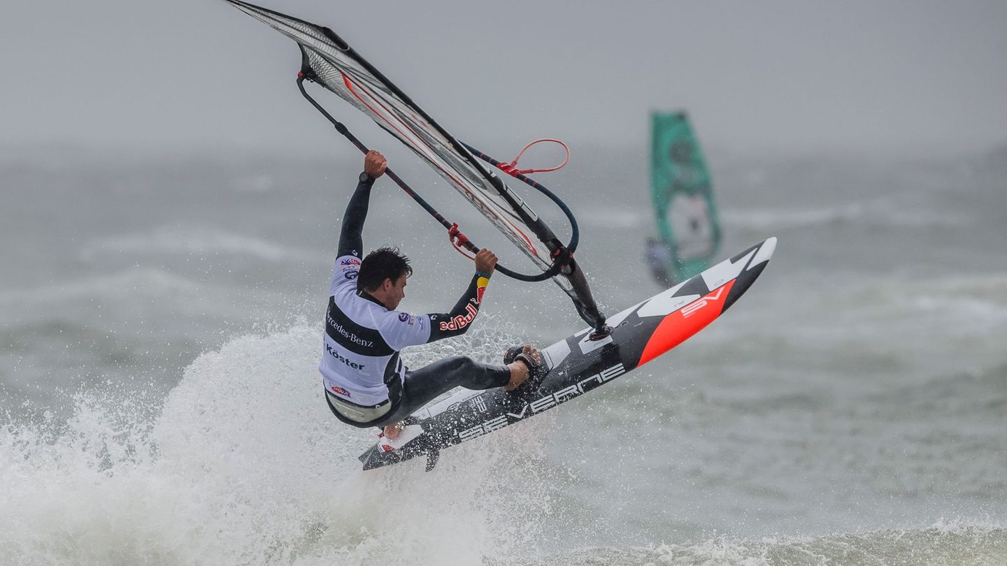 Philipp Köster hat vor Sylt Platz zwei im Waveriding belegt. Foto: Frank Molter/dpa
