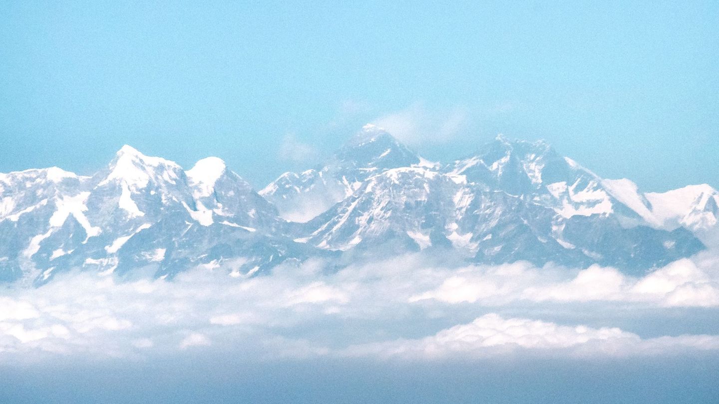 In Zeltlagern am Mount Everest sollen mehrere hundert Personen festsitzen. (Archivfoto) Foto: Sina Schuldt/dpa
