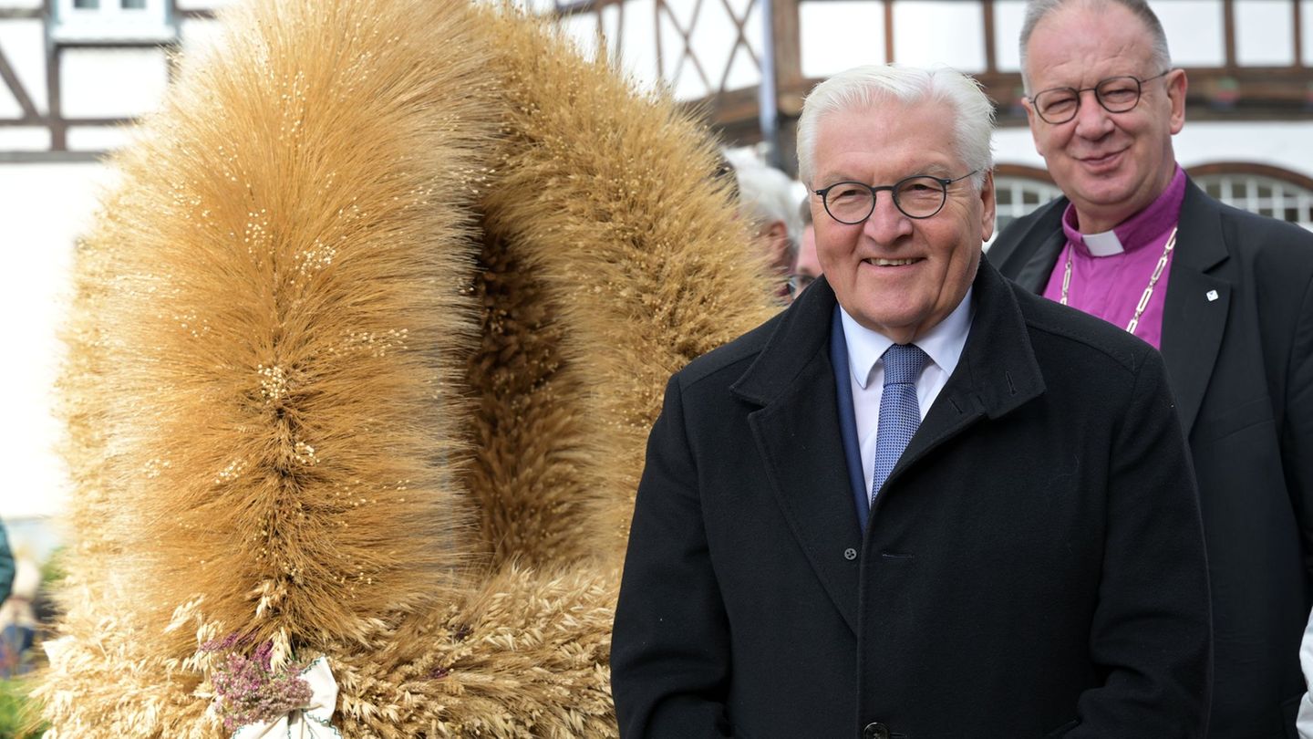 Frank-Walter Steinmeier, hinten Regionalbischof Johann Schneider. Traditionell bekommt der Bundespräsident jedes Jahr in einer a