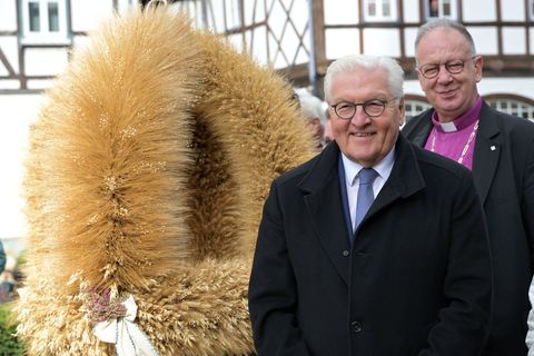 Frank-Walter Steinmeier, hinten Regionalbischof Johann Schneider. Traditionell bekommt der Bundespräsident jedes Jahr in einer a
