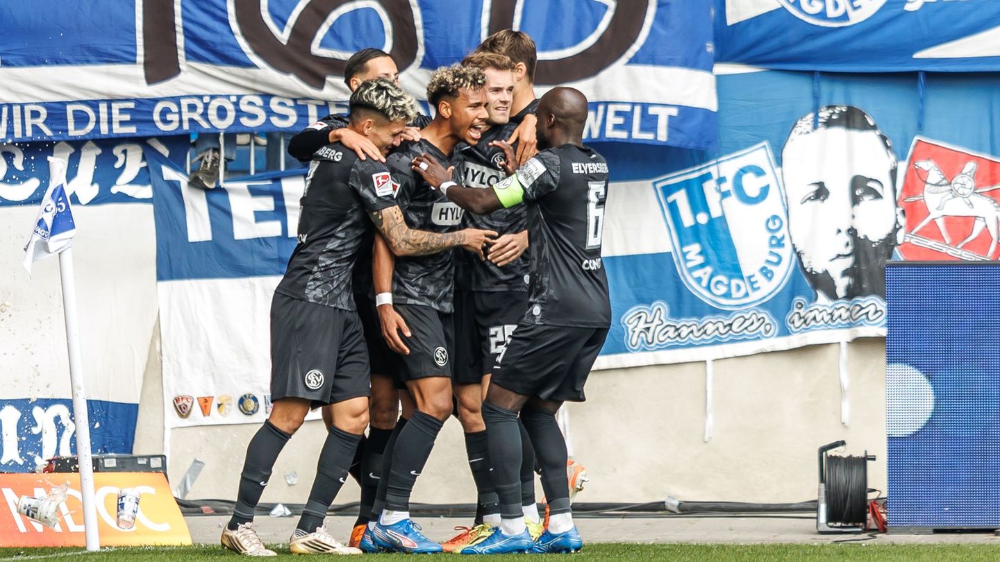 Bambase Conte (3.v.l) trifft zum 1:0 für Elversberg beim 1. FC Magdeburg. Foto: Andreas Gora/dpa