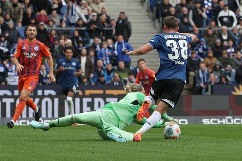 Schalkes Torwart Loris Karius rettet einen Schuss von Bielefelds Marius Wörl. Foto: Friso Gentsch/dpa