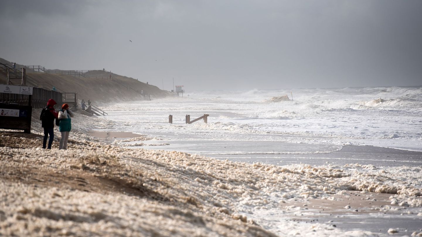 Sturmflut vor Sylt. Das Wetter lockte auch Spaziergänger an die Nordsee. Foto: Daniel Bockwoldt/dpa