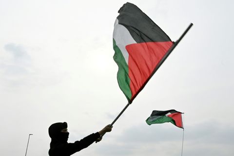 Palästinensische Flagge bei Protesten in Mailand