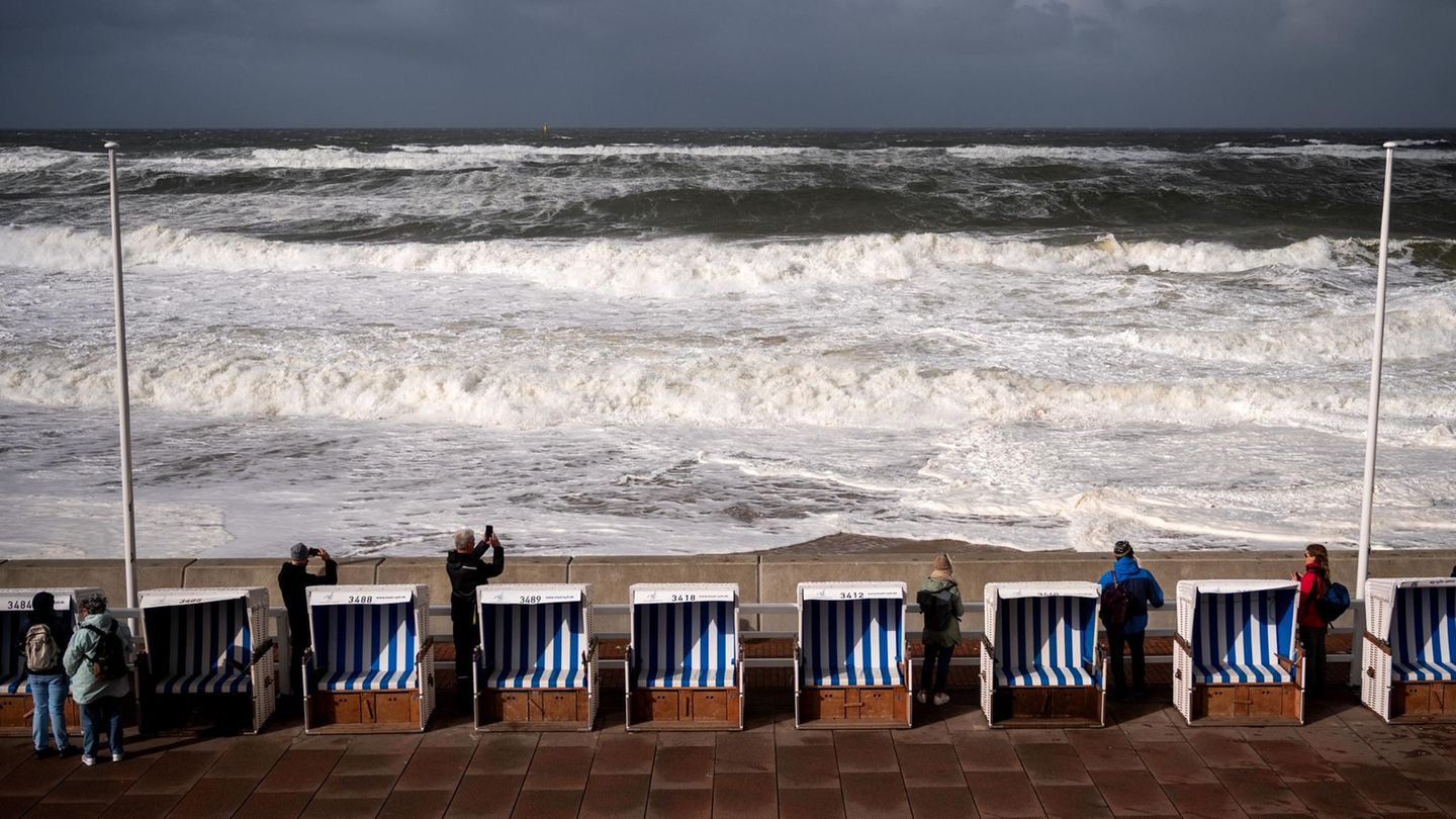In Westerland auf Sylt schlagen kräftige Nordsee-Wellen während eines Sturms an den Strand