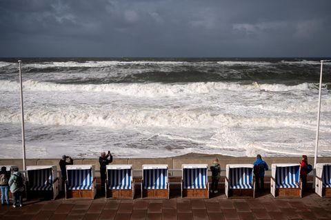 In Westerland auf Sylt schlagen kräftige Nordsee-Wellen während eines Sturms an den Strand
