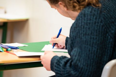In NRW haben im Jahr 2025 über 1.850 Absolventen einen Schulabschluss von 1,3 oder besser erreicht. (Symbolbild) Foto: Silas Ste