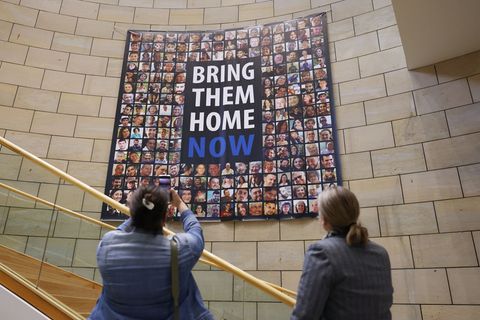 Fotos der Hamas-Geiseln im NRW-Landtag - führende Politiker erklären zum Jahrestag des Überfalls ihre Solidarität. Foto: David Y
