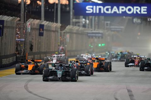 Mercedes-Pilot George Russell (M) verteidigte Platz eins am Start. Foto: Vincent Thian/AP/dpa