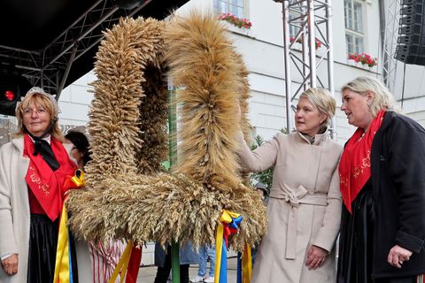 Die Übergabe der Erntekrone gehörte zu den Höhepunkten des Landeserntedankfestes. Foto: Bernd Wüstneck/dpa