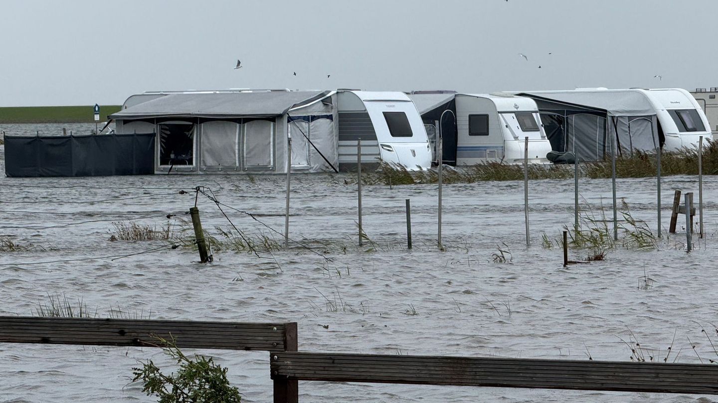 Das Hochwasser hat Teile eines Campingplatzes auf Norderney überflutet. Foto: Volker Bartels/dpa