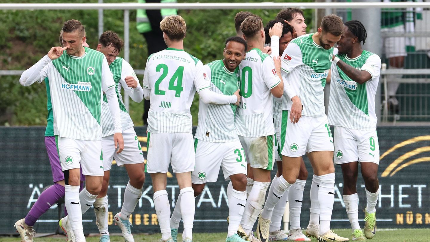 Fürth trotzt den Personalsorgen und gewinnt immerhin einen Punkt gegen Hannover. Foto: Daniel Löb/dpa
