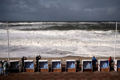 Die Nordsee schäumt. Foto: Daniel Bockwoldt/dpa