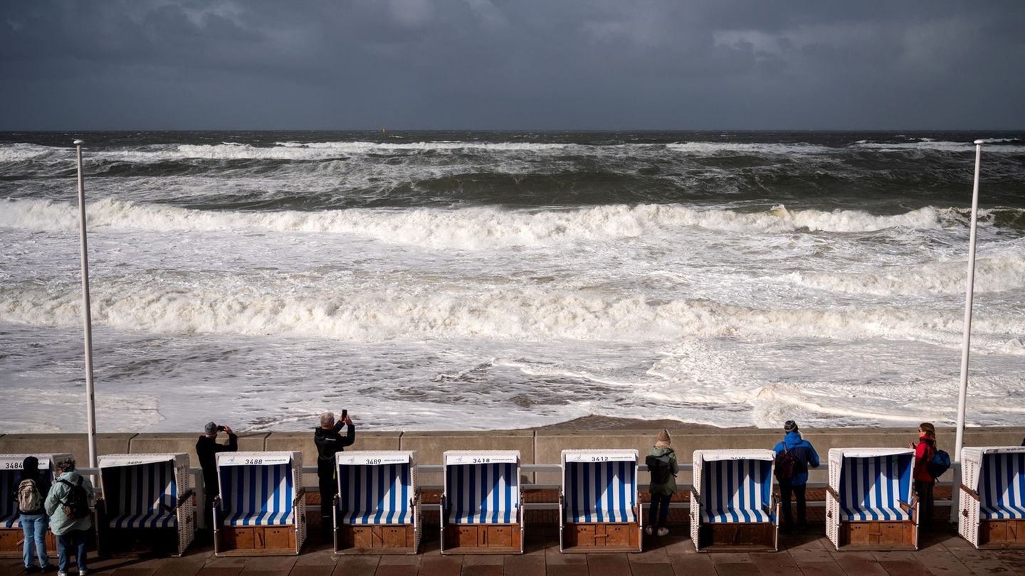 Die Nordsee schäumt. Foto: Daniel Bockwoldt/dpa