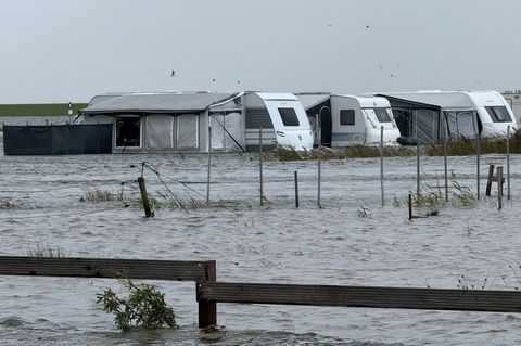 Durch das Hochwasser wurde ein Campingplatz auf Norderney überflutet. Foto: Volker Bartels/dpa