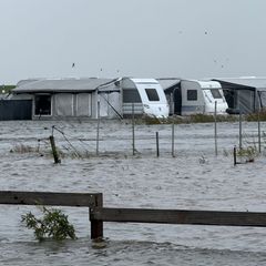 Durch das Hochwasser wurde ein Campingplatz auf Norderney überflutet. Foto: Volker Bartels/dpa