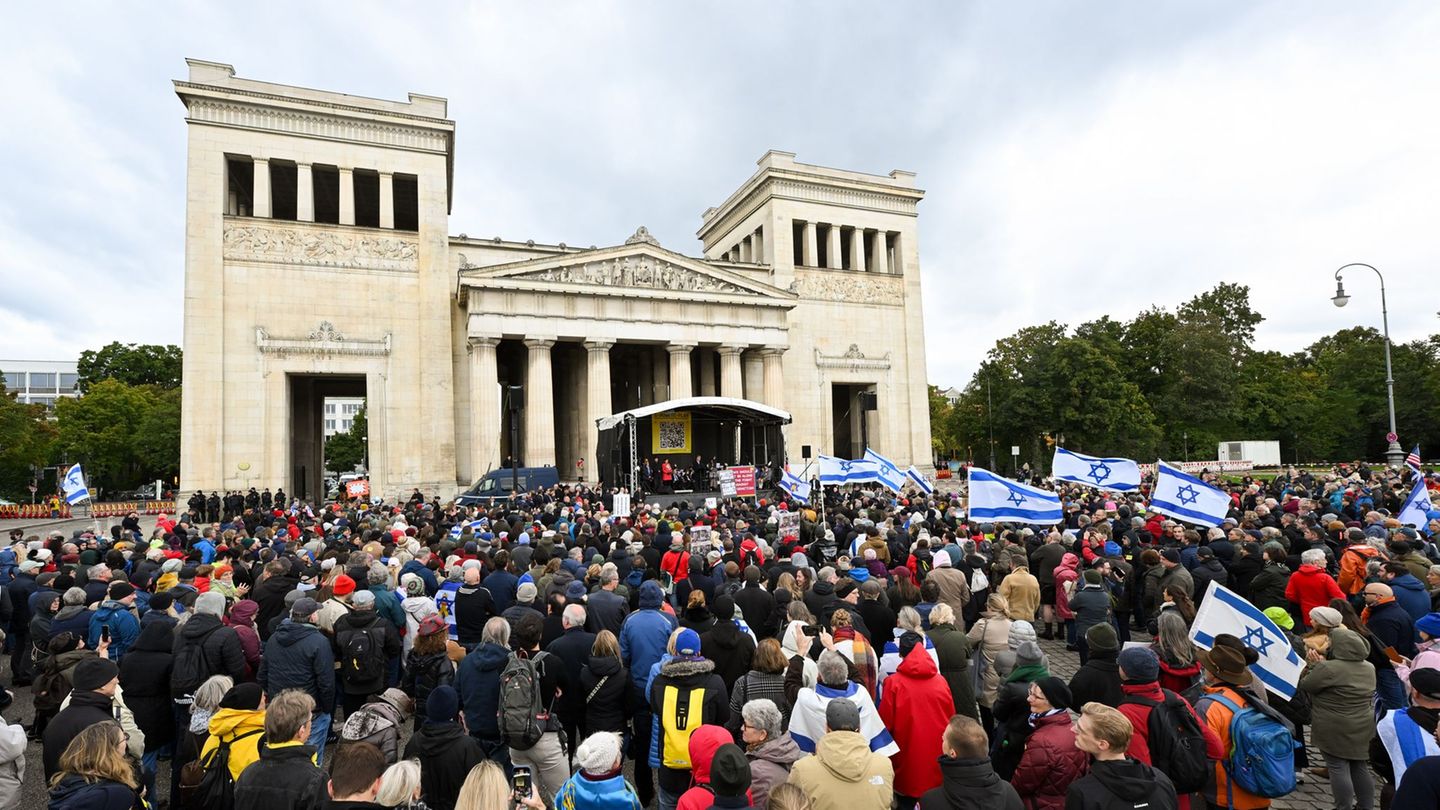 Menschen stehen bei der Kundgebung "Dach gegen Hass" gegen Antisemitismus am Königsplatz in München. Foto: Tobias Hase/dpa