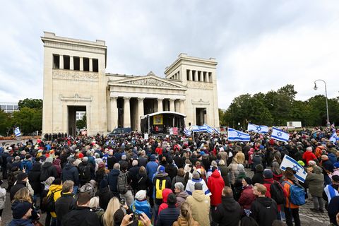 Menschen stehen bei der Kundgebung "Dach gegen Hass" gegen Antisemitismus am Königsplatz in München. Foto: Tobias Hase/dpa
