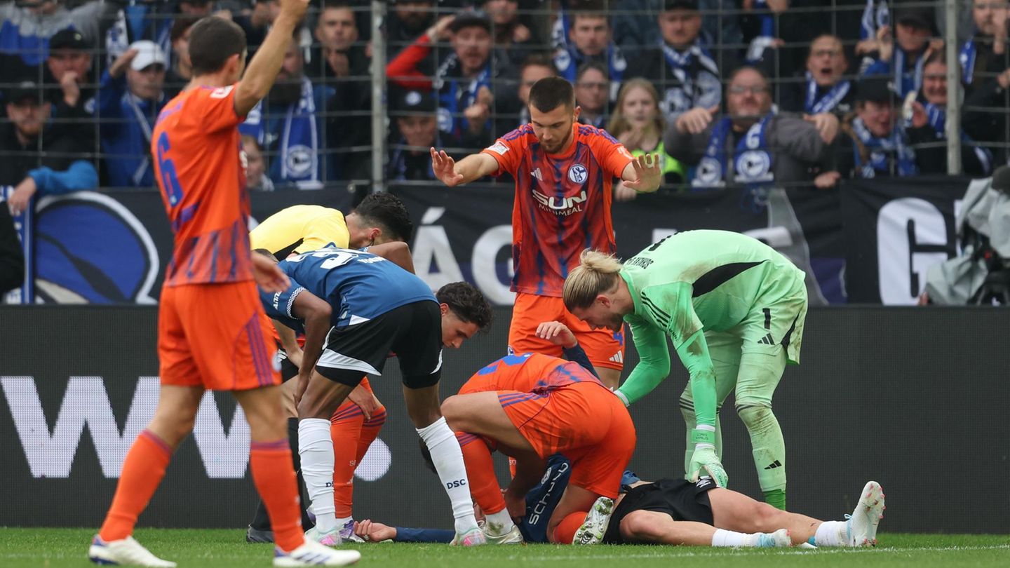 Football: Nikola Katic helps unconscious opponents