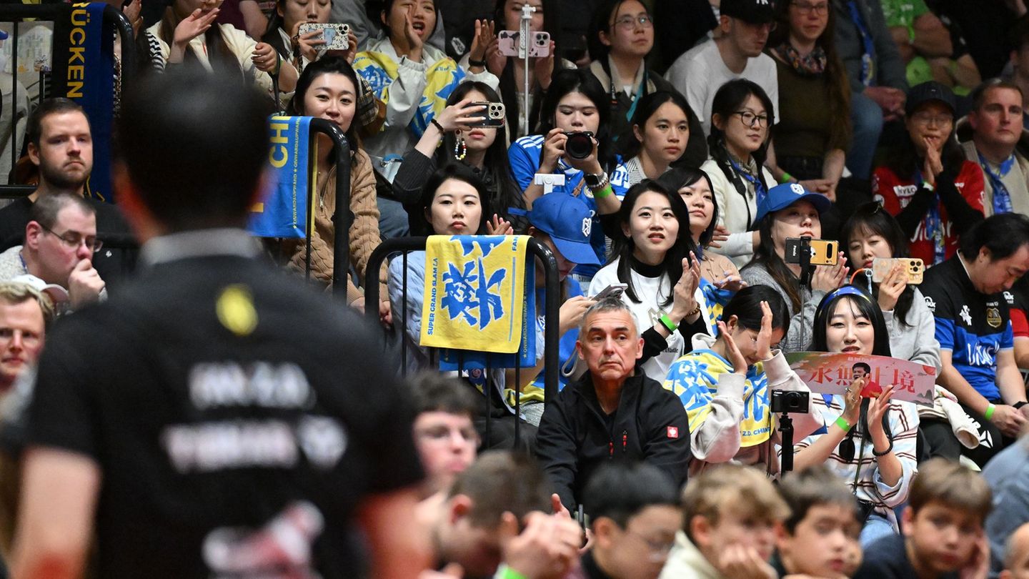 Tischtennis-Star Fan Zhendong vom 1. FC Saarbrücken und seine chinesischen Fans. Foto: Carmen Jaspersen/dpa