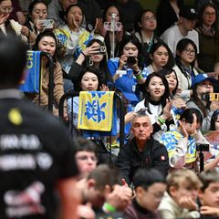 Tischtennis-Star Fan Zhendong vom 1. FC Saarbrücken und seine chinesischen Fans. Foto: Carmen Jaspersen/dpa