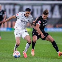 Gladbach und Freiburg lieferten sich packende Zweikämpfe. Foto: David Inderlied/dpa
